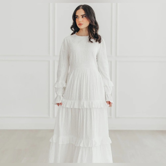 Elegant White Long Sleeve Dress - Picture 1 of 7